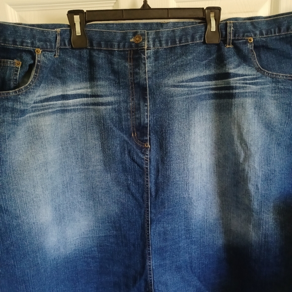 Women's Plus Size Denim Skirt - Picture 4 of 12